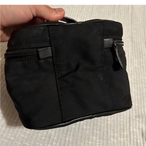 Gucci Black Toiletry Bag with Structured Design - Picture 4 of 7